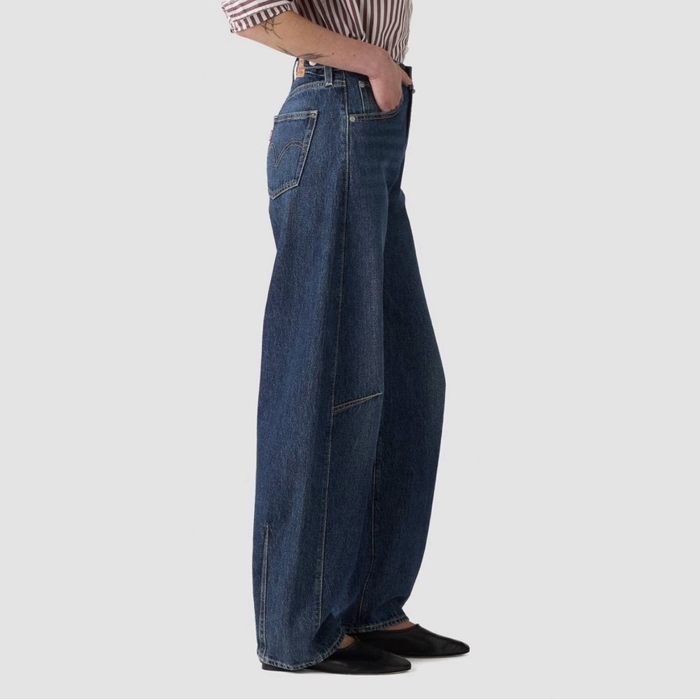 Levi’s cinch barrel in Classic Blue Women's Jeans in size, 27 , 28 , 29 , 30, 32 - Picture 2 of 6